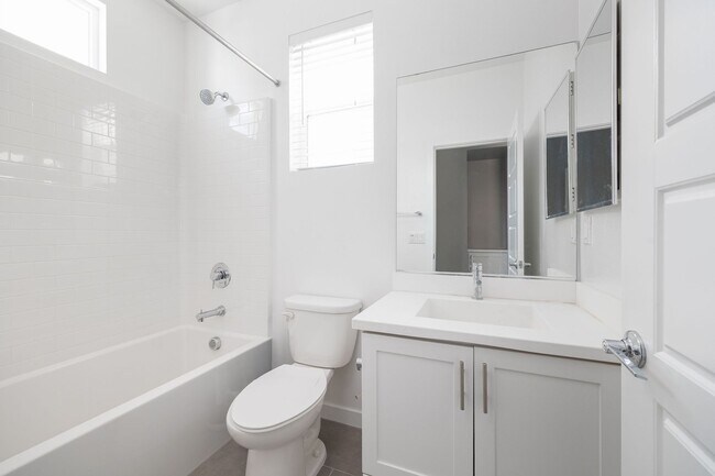 Building Photo - Spacious 4 Bedroom Townhome in the Millenia Community!