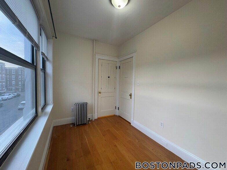 Building Photo - 240 Kelton St