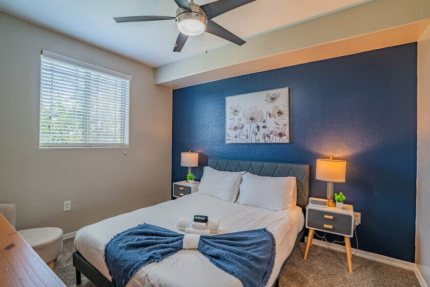 Building Photo - 1275 E University Dr