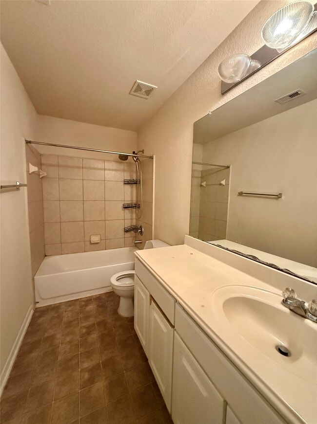 Building Photo - 14802 Fir Knoll Way