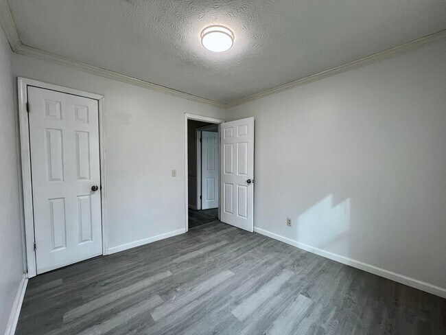 Building Photo - ***MOVE IN SPECIAL - $300 OFF FIRST MONTHS...