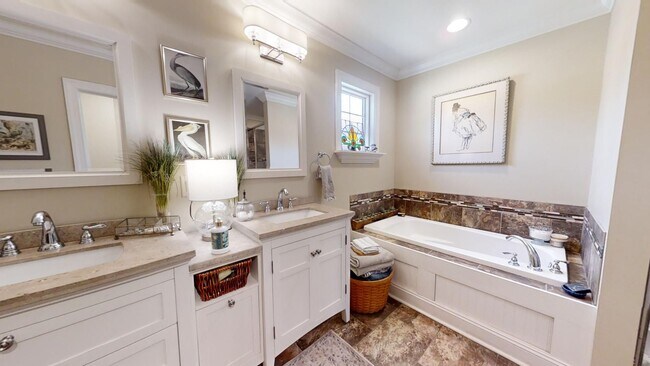 Building Photo - Gorgeous and updated home in Heart of Auburn