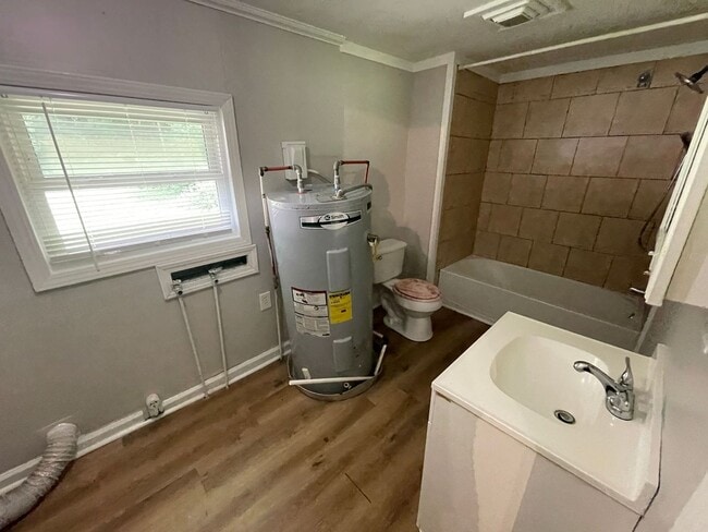 Building Photo - 3 bedroom 1 bath house available!