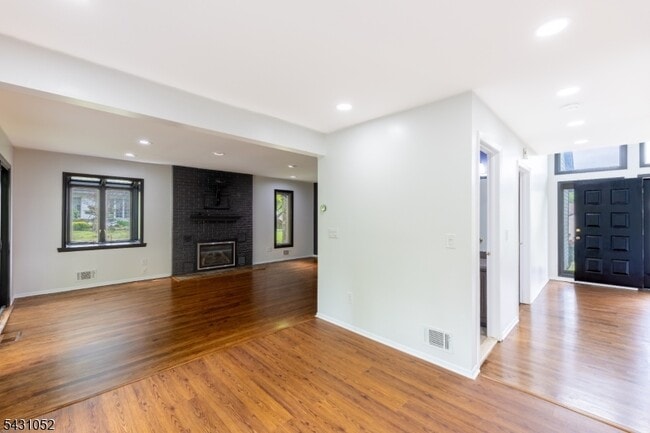 Building Photo - 9 Wick Ln