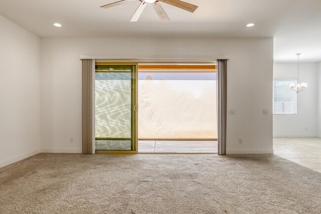 Building Photo - 8723 W Vista Ave