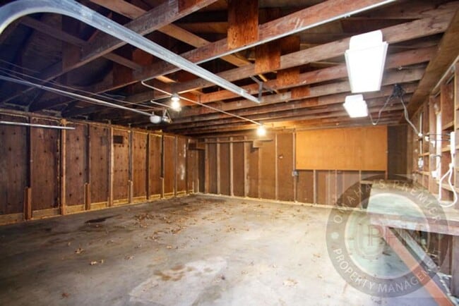 Building Photo - Fully updated 5 bedroom, 2 bathroom house