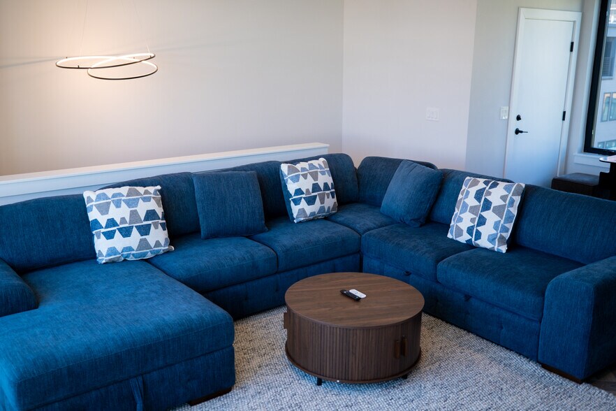 Building Photo - 1446 E 15th St