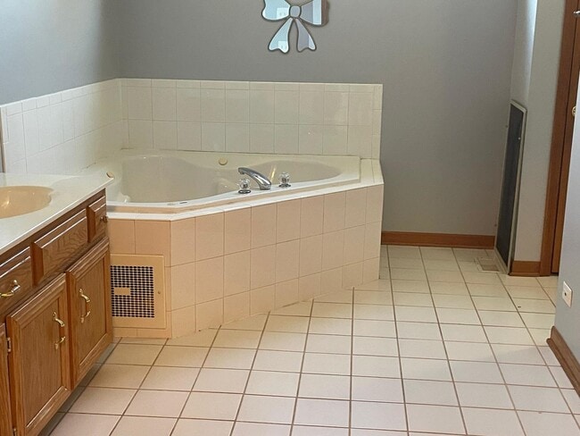 Building Photo - 13356 Vicarage Dr