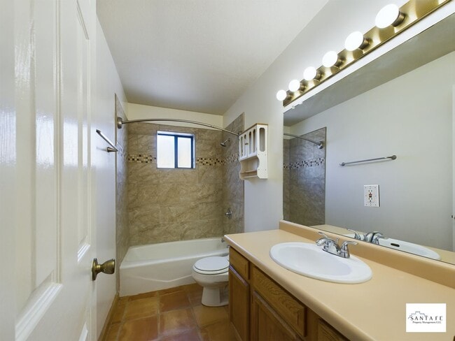 Building Photo - Single Level, single family home Available Now!