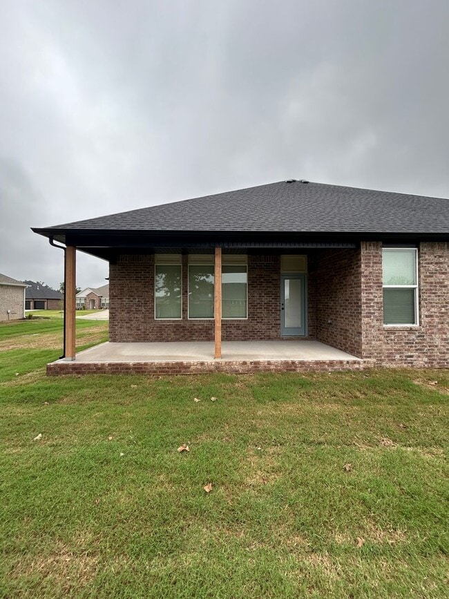 Building Photo - Modern Luxury Living in the Heart of Siloa...