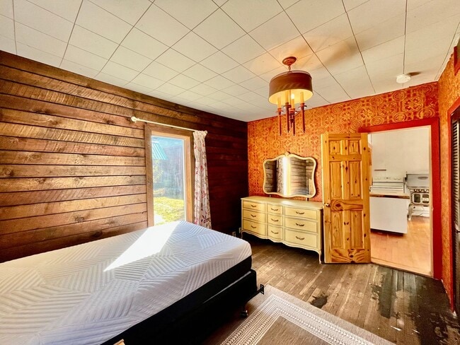 Building Photo - Charming Ronald Cabin Available through Ma...