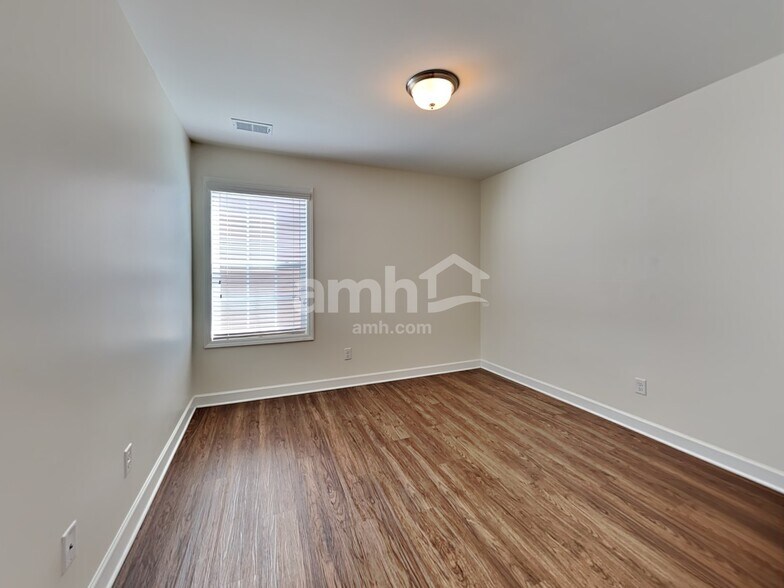 Building Photo - 531 Lateleaf Dr