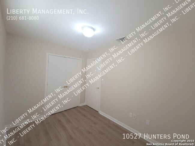 Building Photo - 10527 Hunters Pond