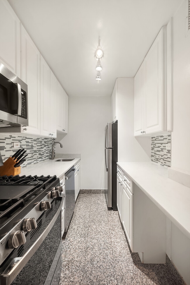 Building Photo - 420 E 64th St