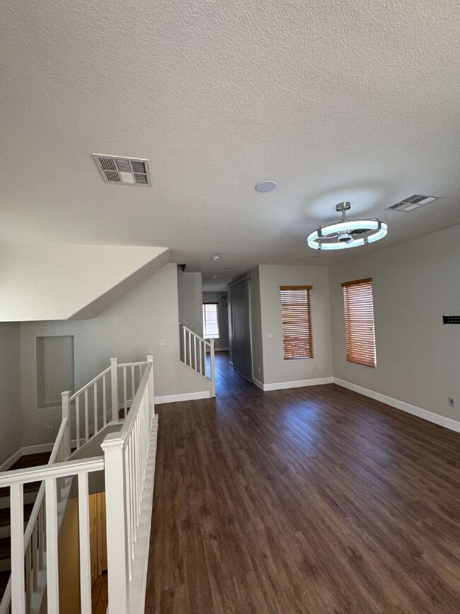 Building Photo - 3 Bed 3.5 Bath Summerlin