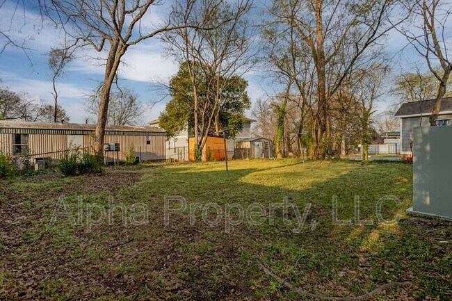 Building Photo - 10 Montana St