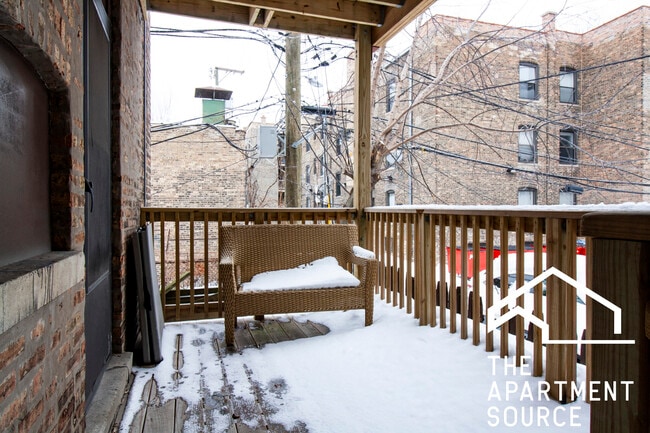 Building Photo - 726 W Roscoe St