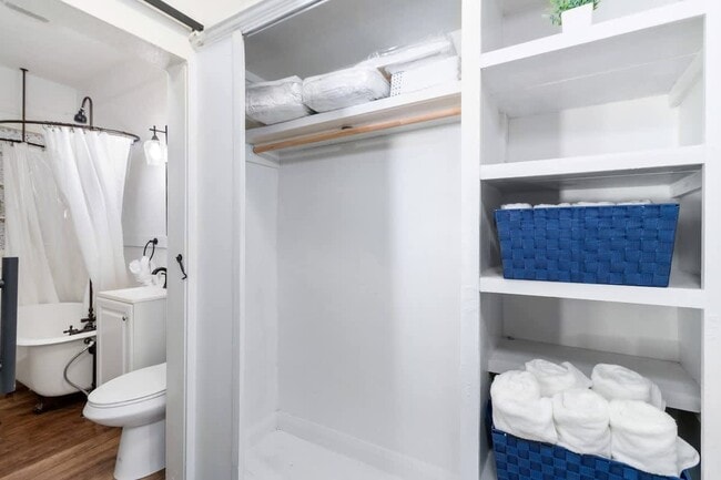 Building Photo - 728 Johnson Ave