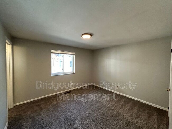 Building Photo - 1850 John Glenn Rd