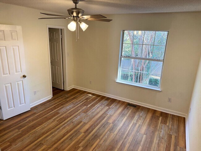 Building Photo - Well Maintained Townhouse....1/2 Off 1st Month's Ret