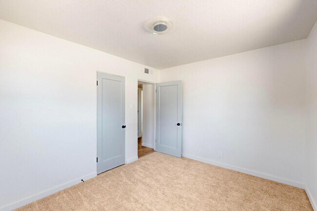 Building Photo - 2227 Inez Dr NE