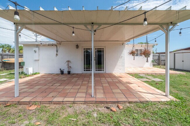 Building Photo - Remodeled 3/2 in Central Merritt Island!