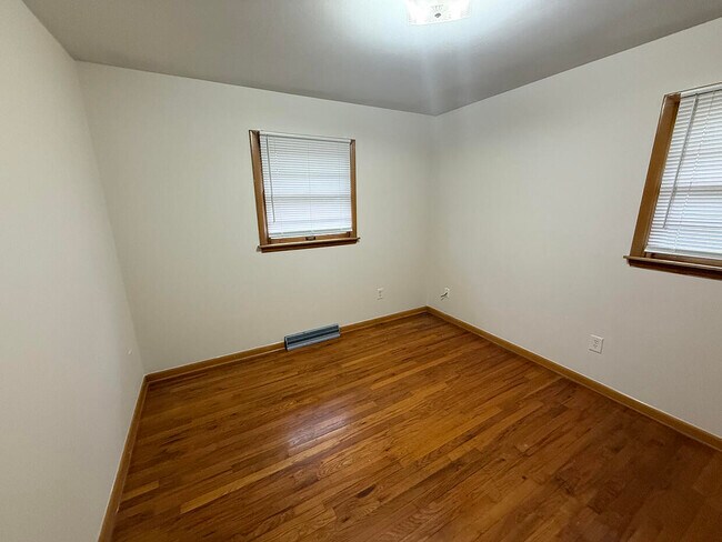 Building Photo - 2102 Woodlea Dr