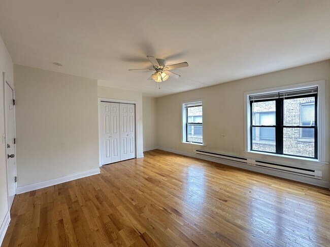 Building Photo - 822 W Cornelia Ave