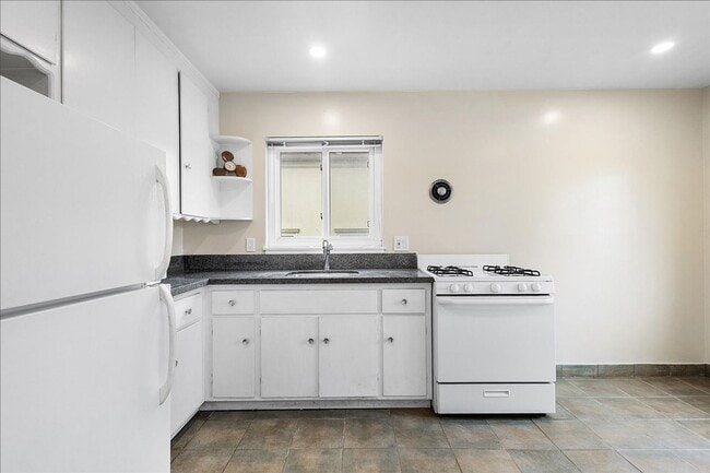 Building Photo - 2234 Santa Clara Ave