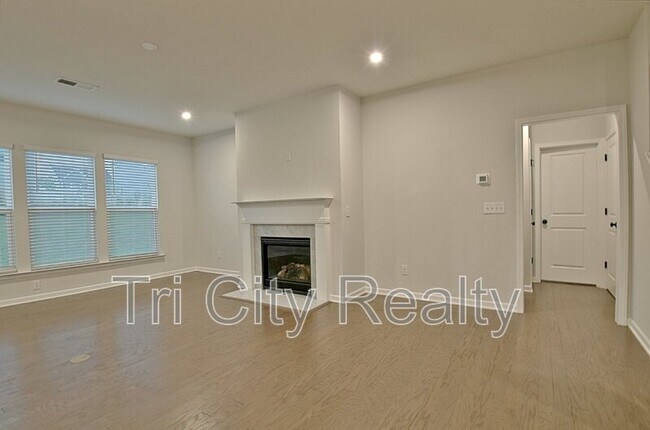 Building Photo - 504 Albertson Ave