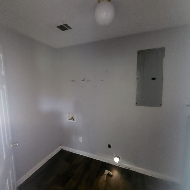 Building Photo - Move In Special Offered