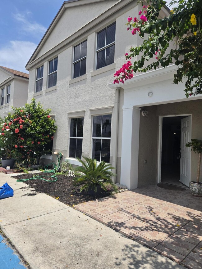 Building Photo - 9187 Fontainebleau Blvd
