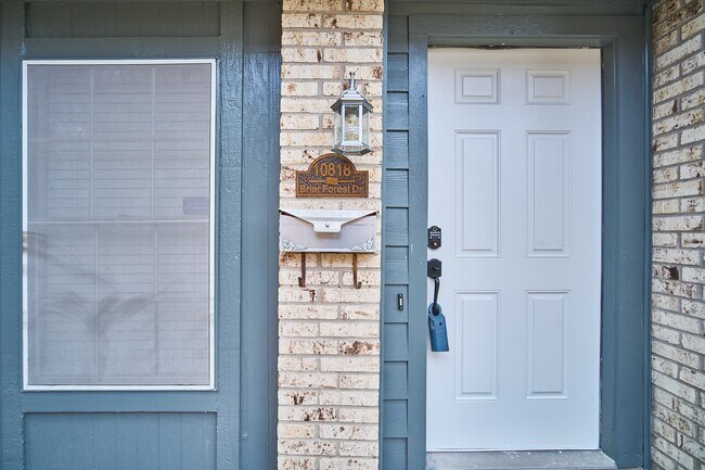 Building Photo - 10818 Briar Forest Dr