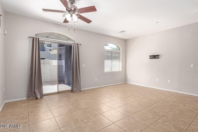 Building Photo - 2402 E 5th St