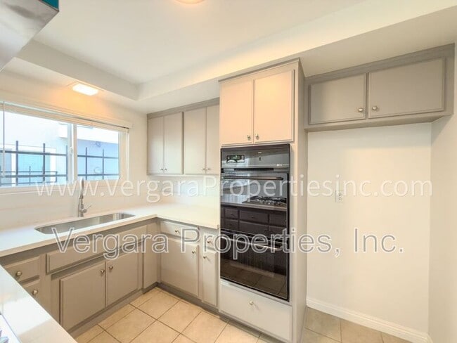 Building Photo - 18012 Manhattan Pl