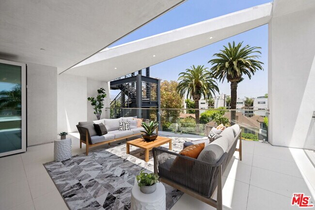 Building Photo - 621 Kings Rd