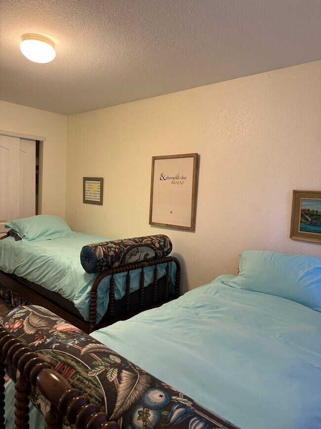 Building Photo - Move in Special- Beautiful Furnished 3 Bedroom/2.5 Bathroom Single Family Home with Flexible Leas...