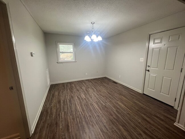 Building Photo - 3 bedroom 2 bathroom home