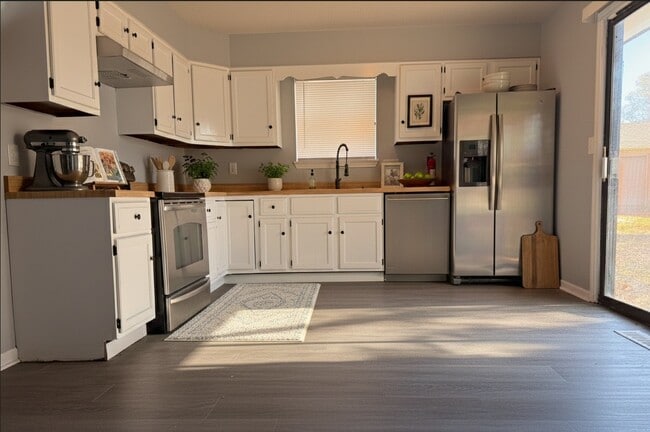 Building Photo - 10207 W 85th St