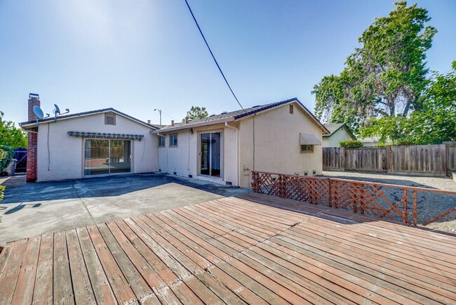 Building Photo - 1109 White Cliff Dr