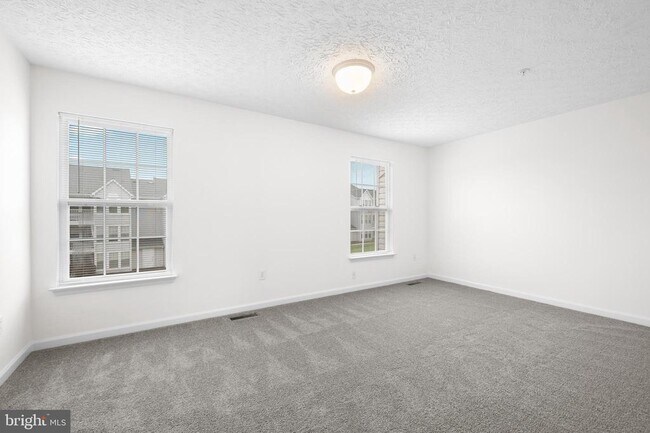 Building Photo - 14 Gemstone Ct