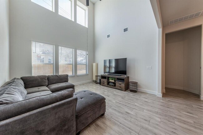 Building Photo - 2812 Sebring Cir