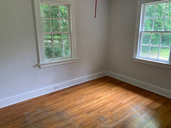 Building Photo - 2 Bed, 1 Bath in Rosewood | Available Late August