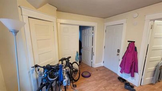 Building Photo - 617 E 8th St