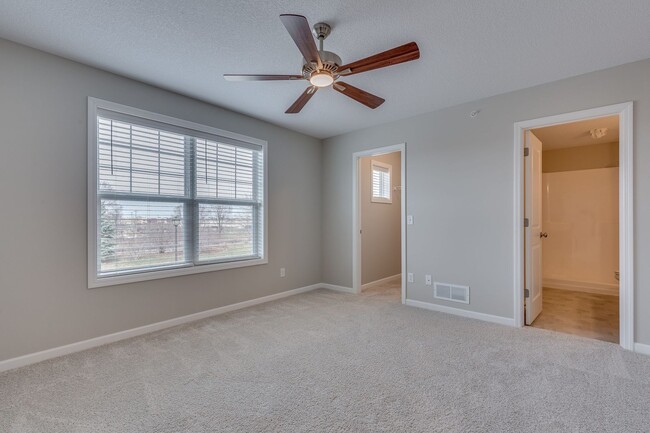 Building Photo - 3bd 3ba 2 car garage available July 2026