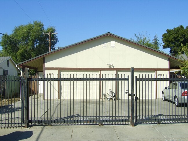 Primary Photo - Nice 3BR duplex with some utilities included