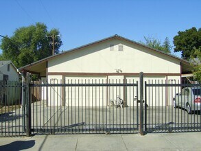 Building Photo - Nice 3BR duplex with some utilities included