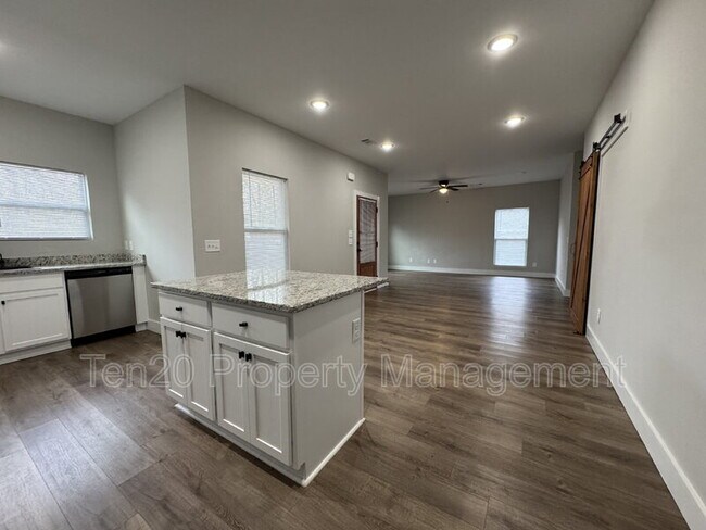 Building Photo - 1346 Ingersoll Dr