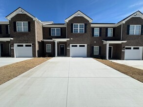 Building Photo - 4 Bed 3 Bath Townhome Near The Heart Of Shelbyville