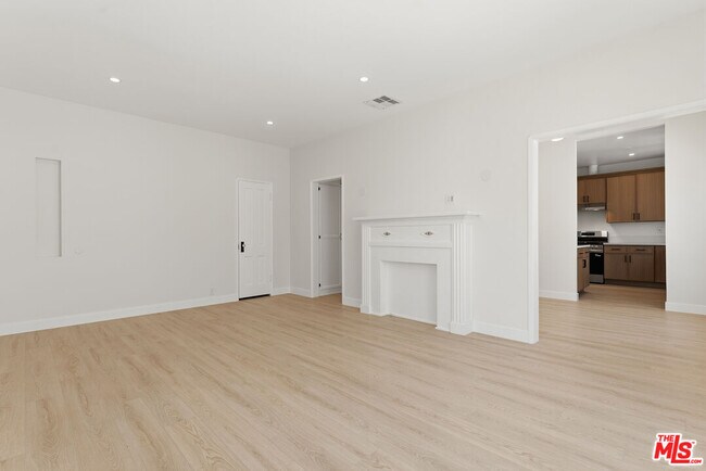 Building Photo - 833 1/4 N Alfred St